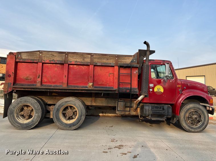 image for item FI0929 1990 International F4900 dump truck