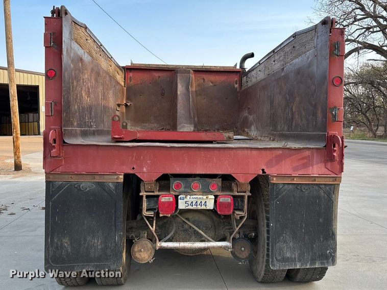 image for item FI0929 1990 International F4900 dump truck