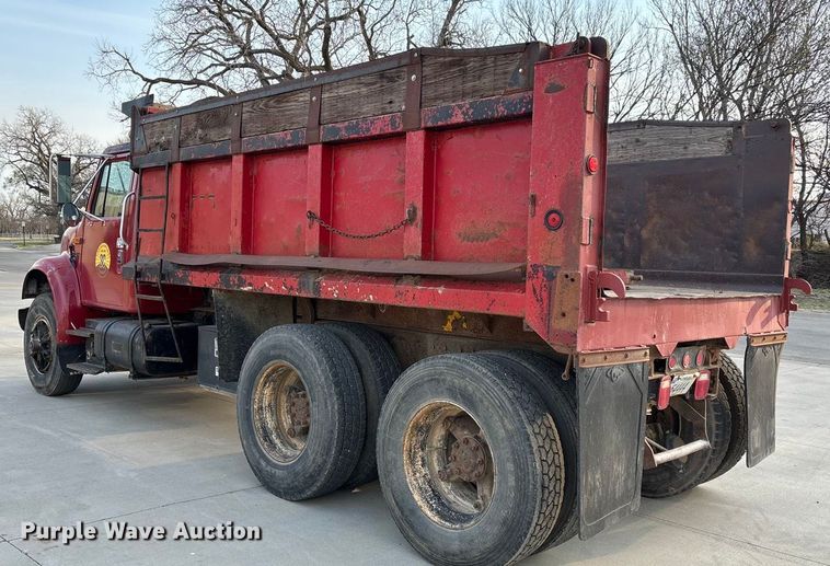 image for item FI0929 1990 International F4900 dump truck