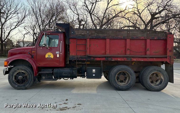 image for item FI0929 1990 International F4900 dump truck