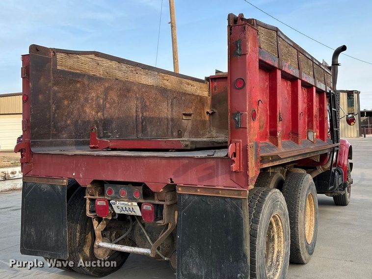image for item FI0929 1990 International F4900 dump truck