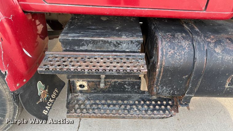 image for item FI0929 1990 International F4900 dump truck