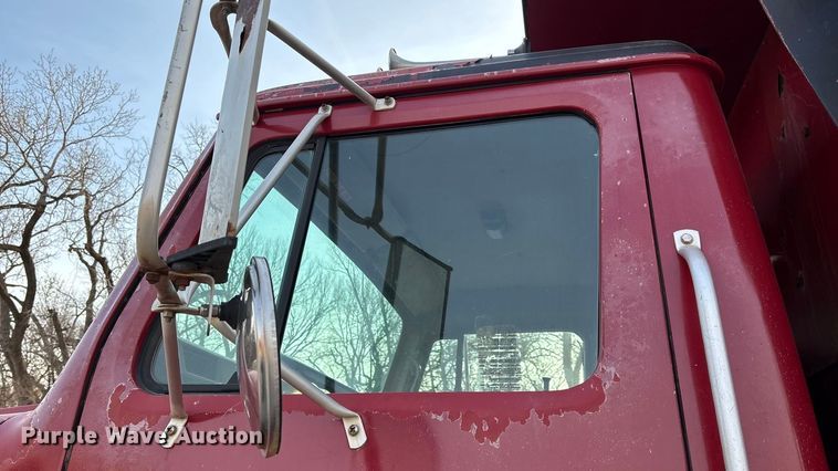 image for item FI0929 1990 International F4900 dump truck