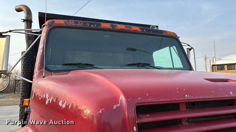 image for item FI0929 1990 International F4900 dump truck