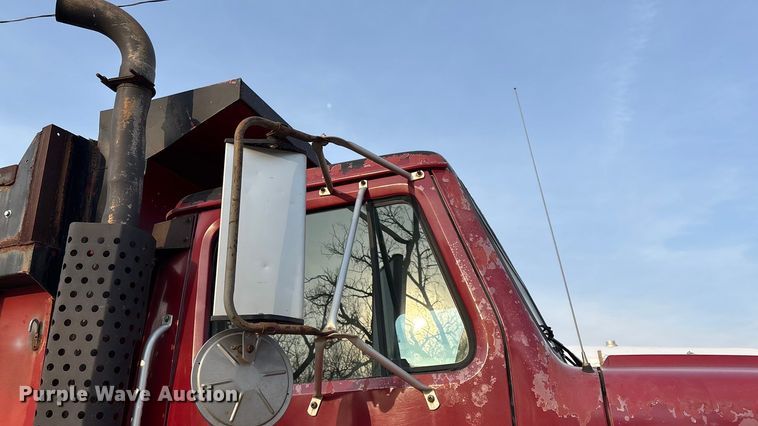 image for item FI0929 1990 International F4900 dump truck