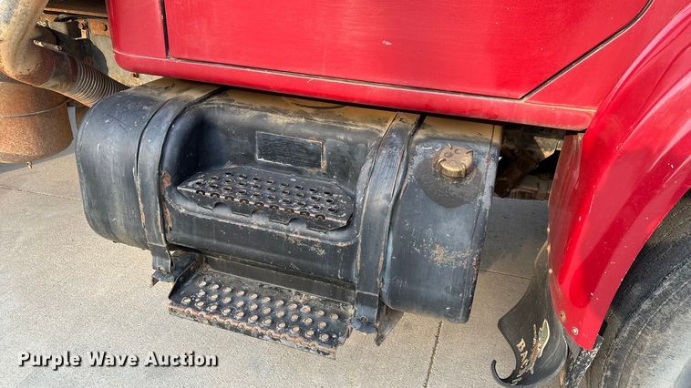 image for item FI0929 1990 International F4900 dump truck