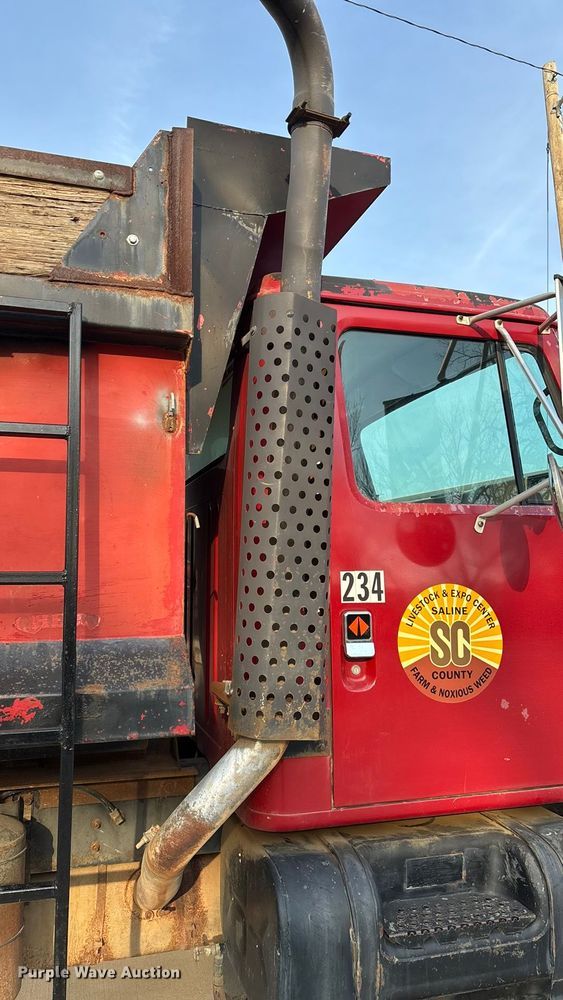 image for item FI0929 1990 International F4900 dump truck