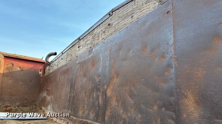 image for item FI0929 1990 International F4900 dump truck