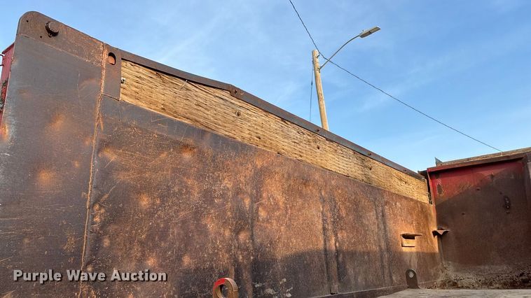 image for item FI0929 1990 International F4900 dump truck