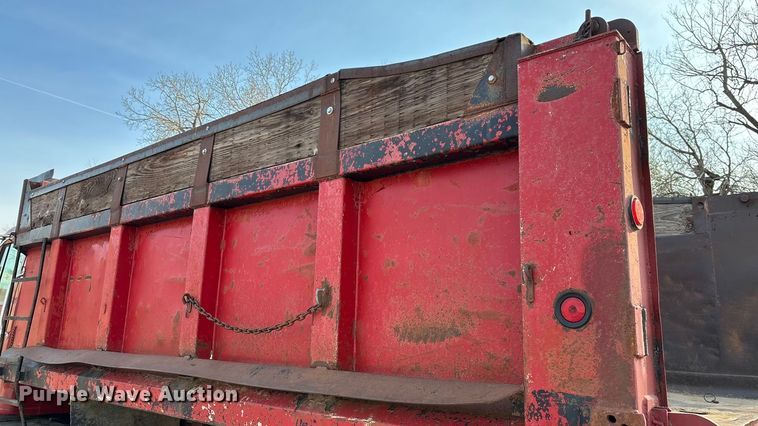 image for item FI0929 1990 International F4900 dump truck