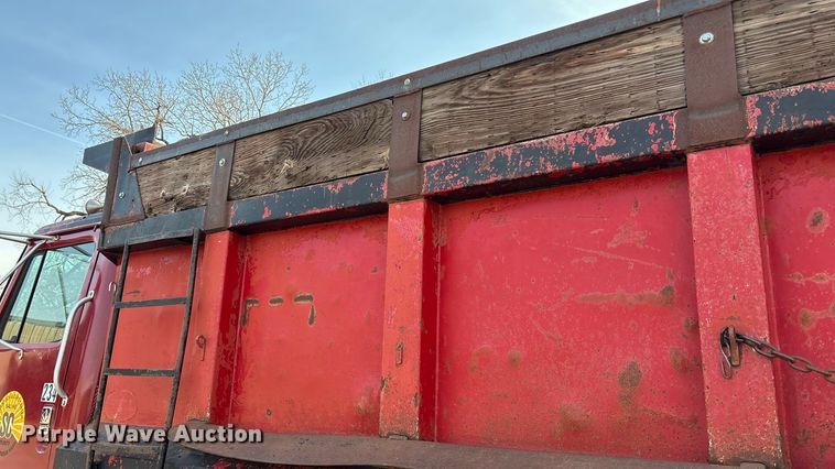 image for item FI0929 1990 International F4900 dump truck