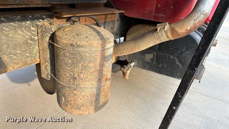 image for item FI0929 1990 International F4900 dump truck