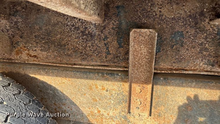 image for item FI0929 1990 International F4900 dump truck