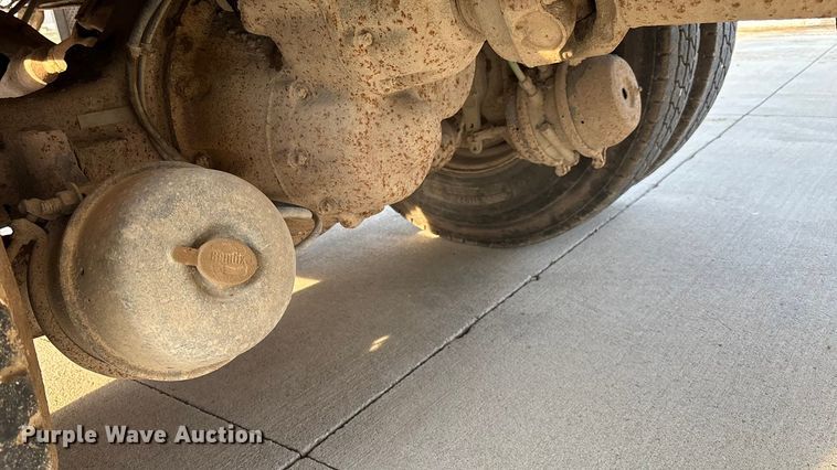 image for item FI0929 1990 International F4900 dump truck