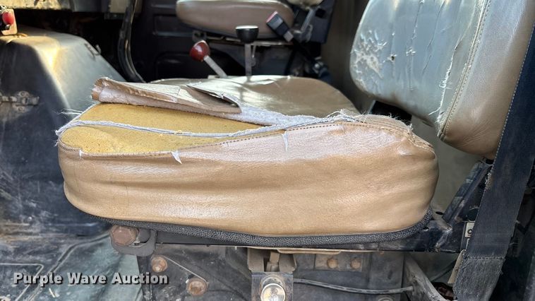 image for item FI0929 1990 International F4900 dump truck