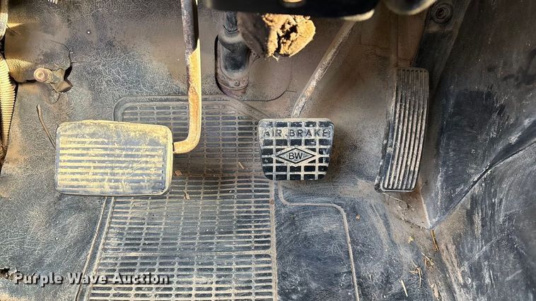 image for item FI0929 1990 International F4900 dump truck