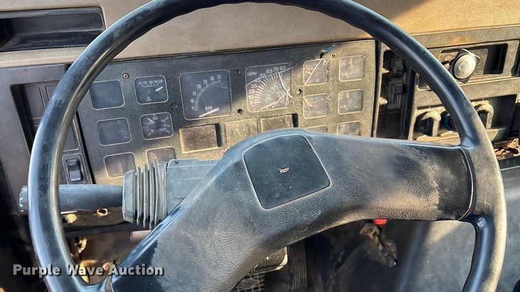 image for item FI0929 1990 International F4900 dump truck