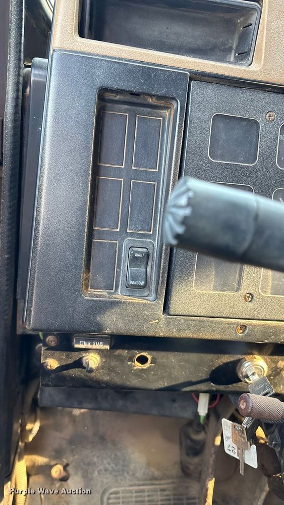 image for item FI0929 1990 International F4900 dump truck