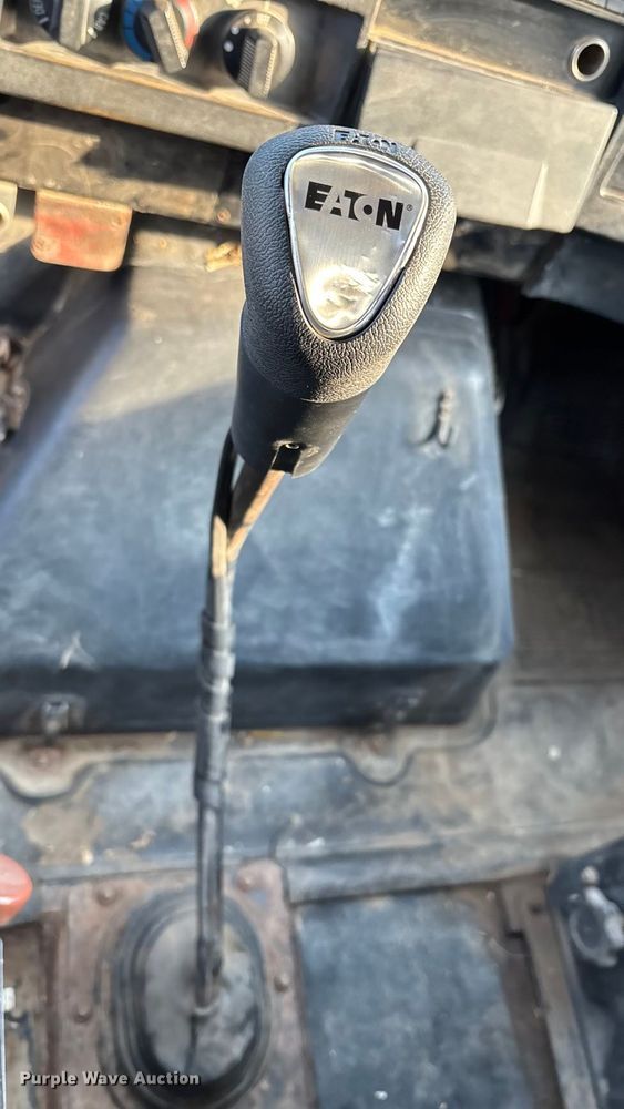 image for item FI0929 1990 International F4900 dump truck