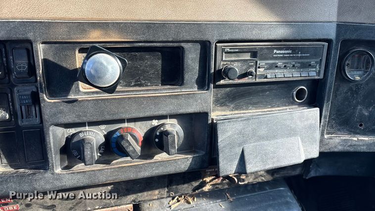 image for item FI0929 1990 International F4900 dump truck