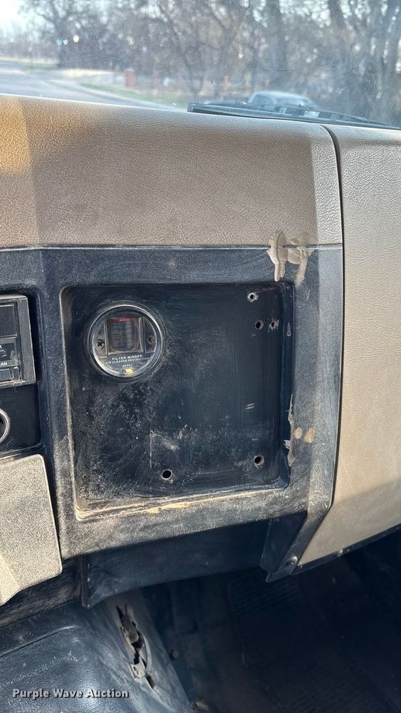 image for item FI0929 1990 International F4900 dump truck