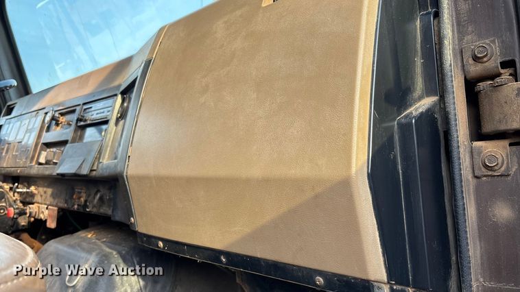 image for item FI0929 1990 International F4900 dump truck