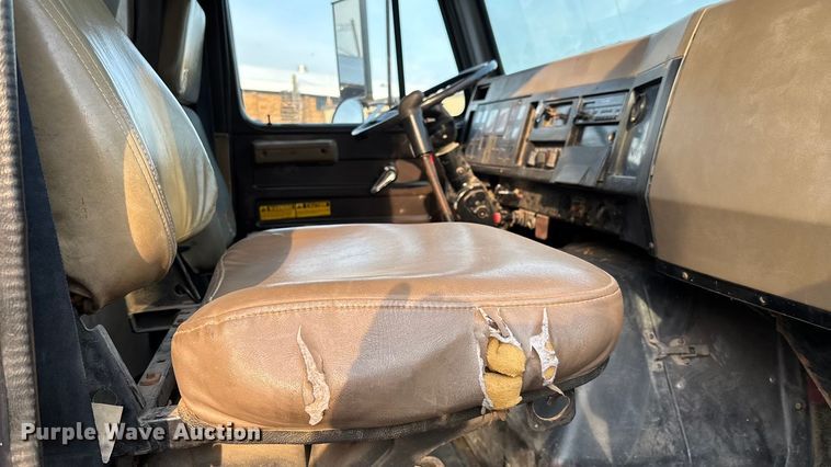 image for item FI0929 1990 International F4900 dump truck