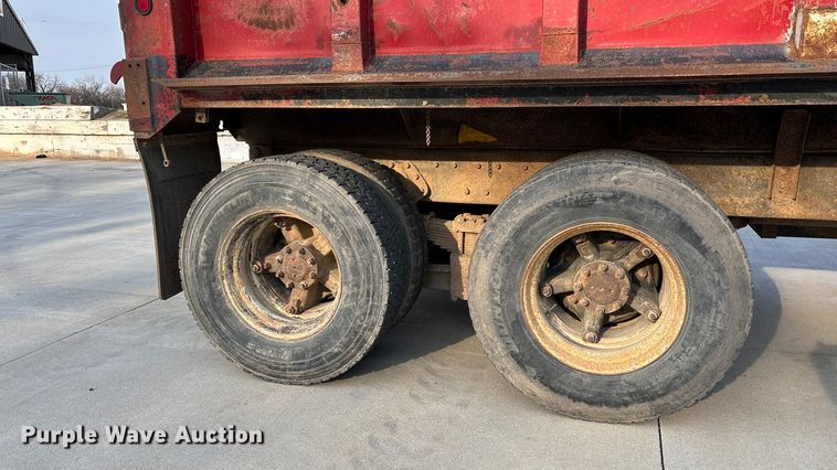 image for item FI0929 1990 International F4900 dump truck