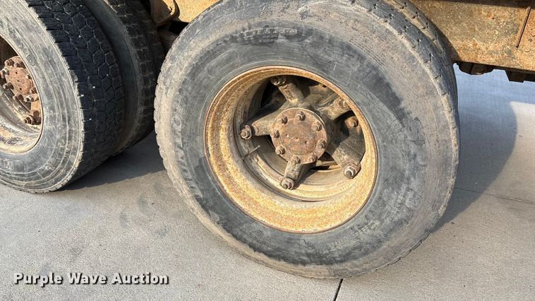 image for item FI0929 1990 International F4900 dump truck