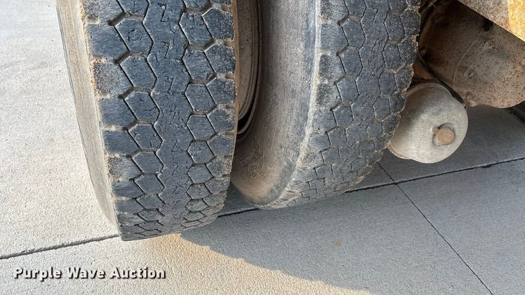 image for item FI0929 1990 International F4900 dump truck