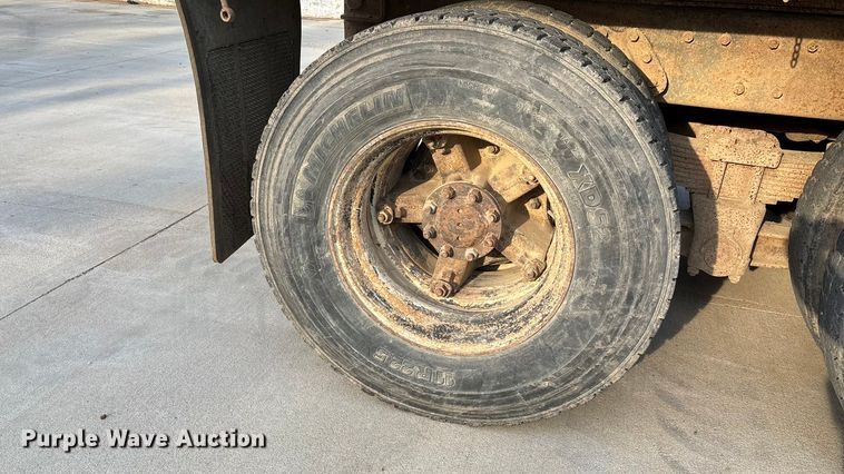 image for item FI0929 1990 International F4900 dump truck