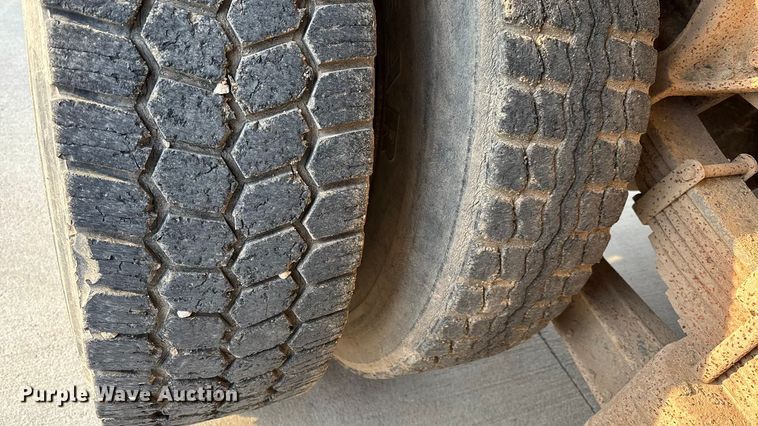 image for item FI0929 1990 International F4900 dump truck