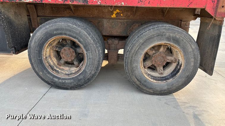 image for item FI0929 1990 International F4900 dump truck