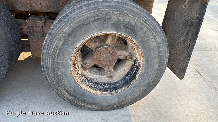 image for item FI0929 1990 International F4900 dump truck