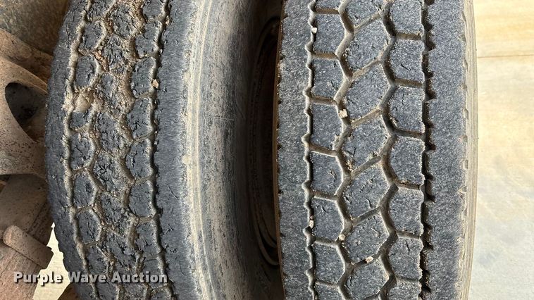 image for item FI0929 1990 International F4900 dump truck