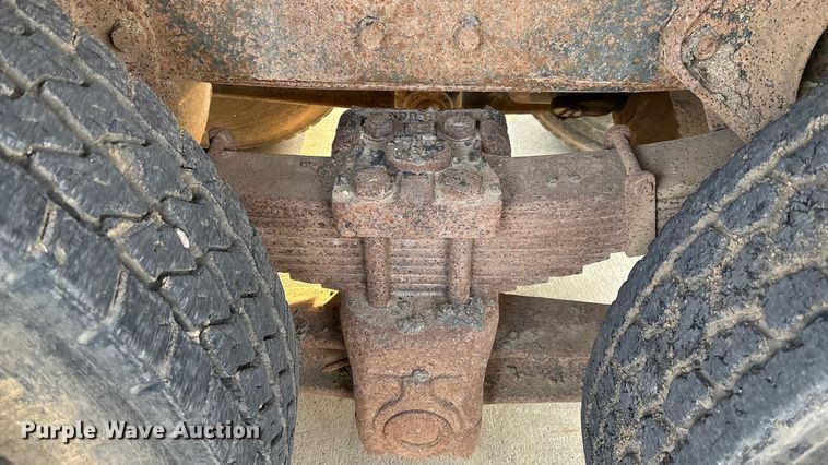 image for item FI0929 1990 International F4900 dump truck