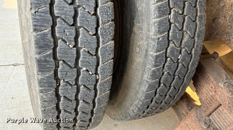 image for item FI0929 1990 International F4900 dump truck