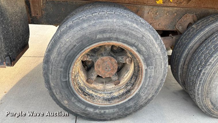 image for item FI0929 1990 International F4900 dump truck