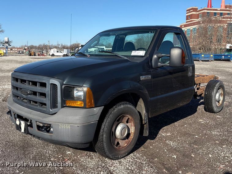 image for item FK1254 2006 Ford F250 Super Duty XL pickup truck cab and chassis