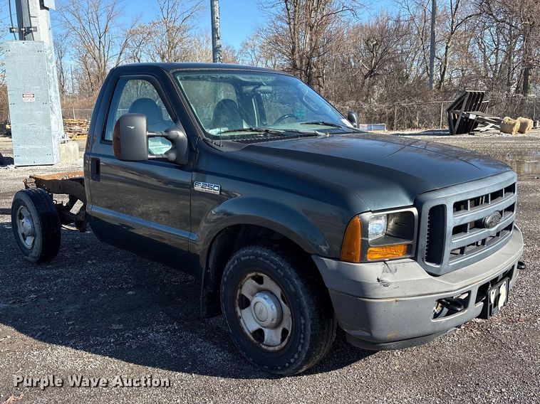 image for item FK1254 2006 Ford F250 Super Duty XL pickup truck cab and chassis
