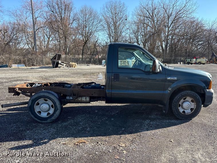 image for item FK1254 2006 Ford F250 Super Duty XL pickup truck cab and chassis