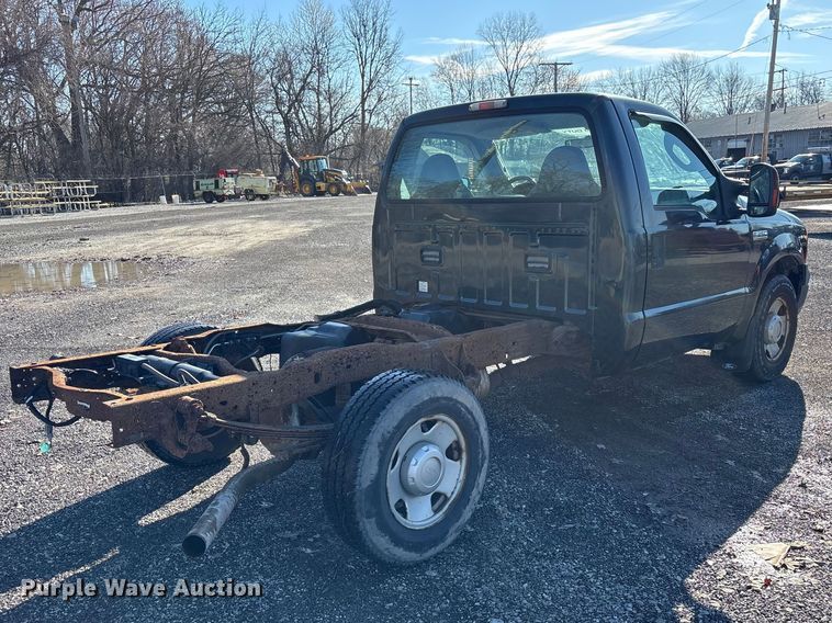 image for item FK1254 2006 Ford F250 Super Duty XL pickup truck cab and chassis