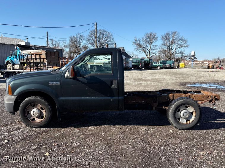 image for item FK1254 2006 Ford F250 Super Duty XL pickup truck cab and chassis