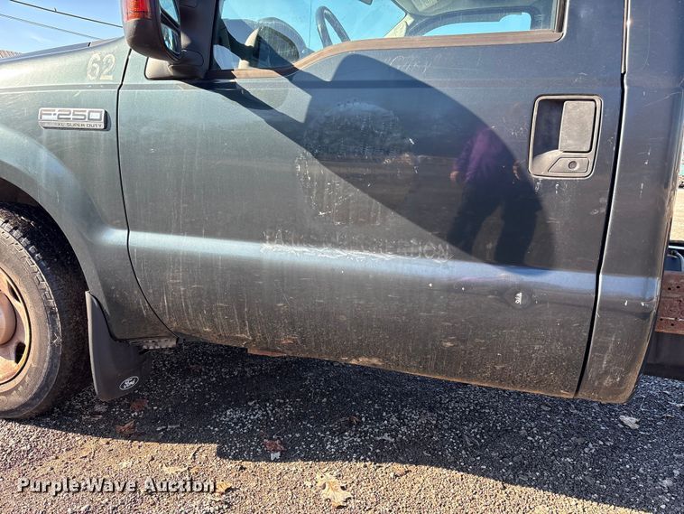 image for item FK1254 2006 Ford F250 Super Duty XL pickup truck cab and chassis