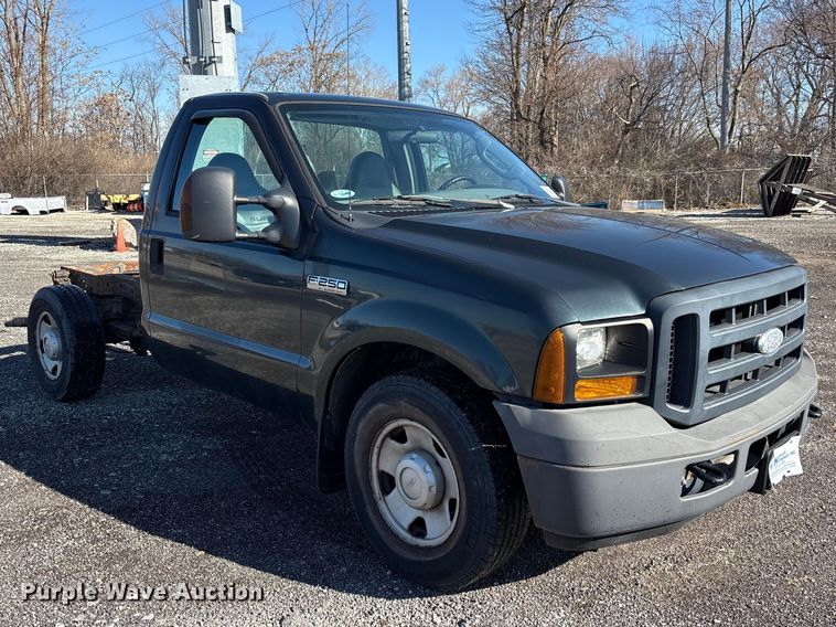 image for item FK1255 2006 Ford F250 Super Duty XL pickup truck cab and chassis