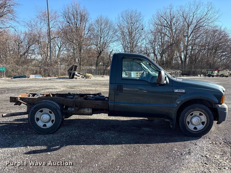 image for item FK1255 2006 Ford F250 Super Duty XL pickup truck cab and chassis