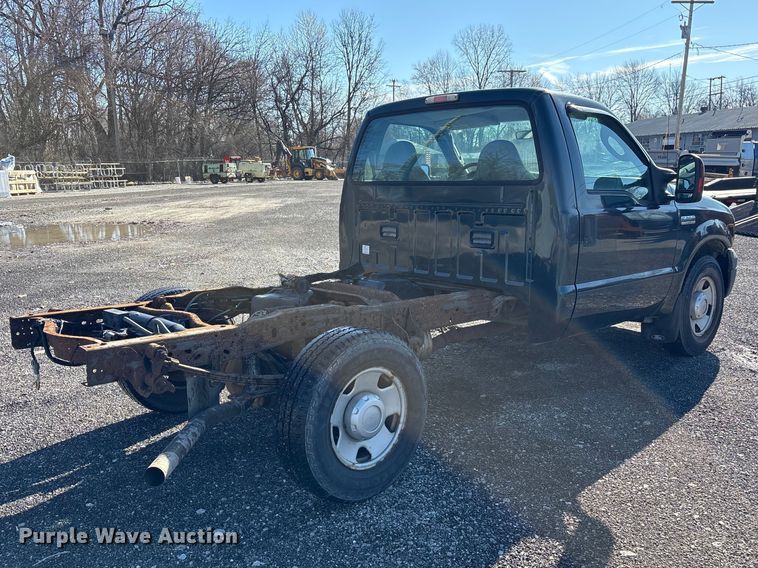 image for item FK1255 2006 Ford F250 Super Duty XL pickup truck cab and chassis