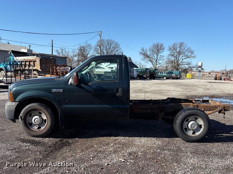 image for item FK1255 2006 Ford F250 Super Duty XL pickup truck cab and chassis