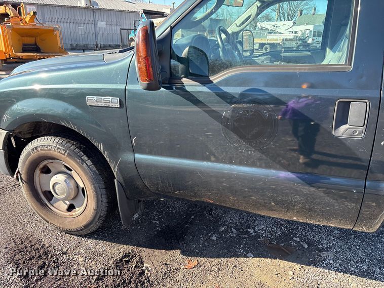 image for item FK1255 2006 Ford F250 Super Duty XL pickup truck cab and chassis