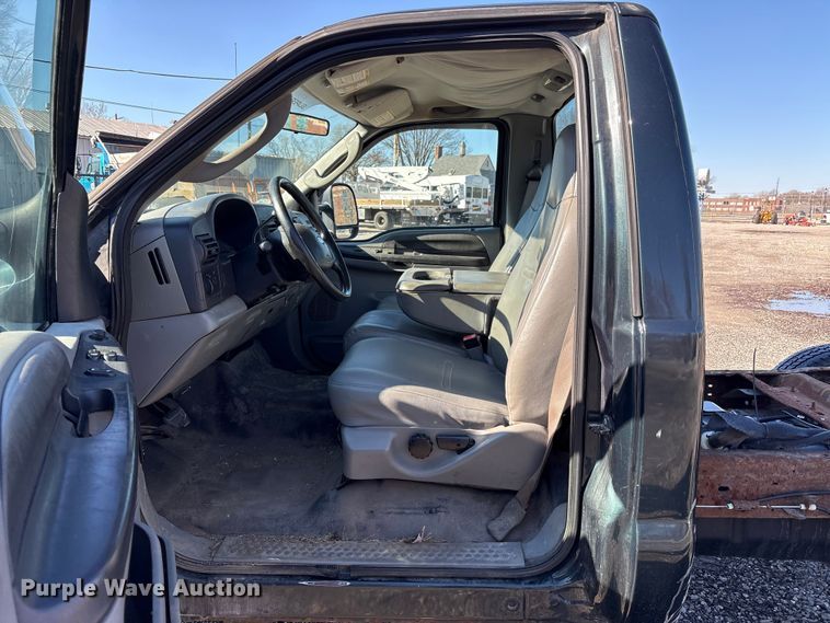 image for item FK1255 2006 Ford F250 Super Duty XL pickup truck cab and chassis